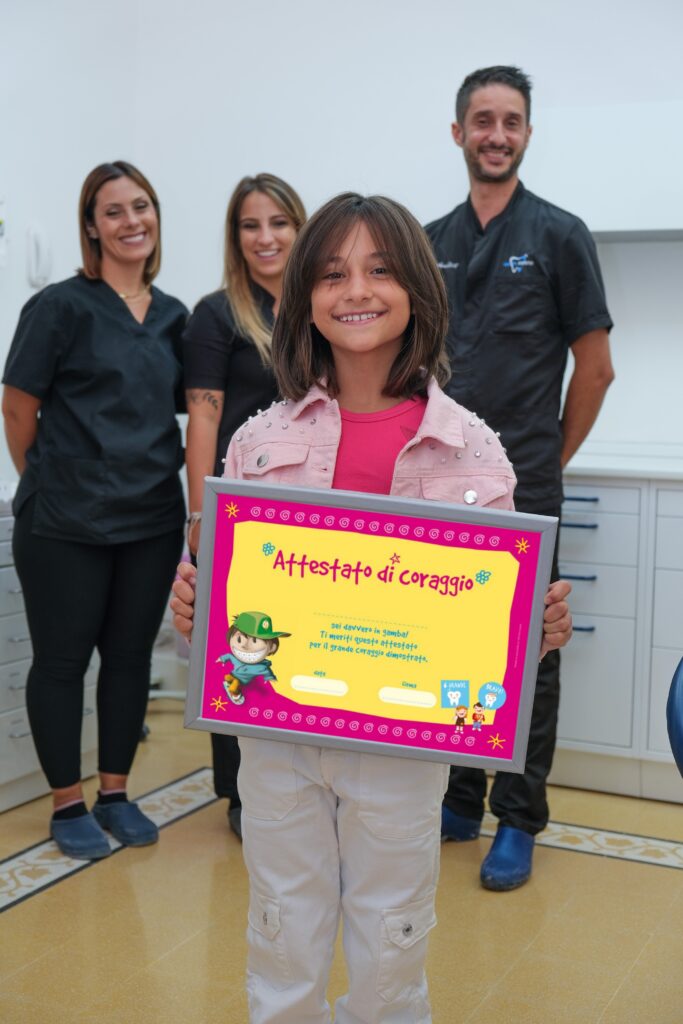 bambina con attestato di coraggio 2